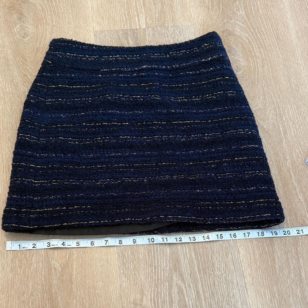 LOFT Navy Textured Mini Skirt with gold foil Size 2 lined zipper side - Picture 5 of 10